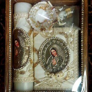 Set de Vela de Bautizo Biblia Latino Americano Decorado Ivory con Virgen Maria